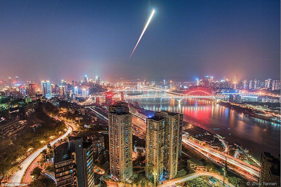 القمر الدموي فوق تشونغتشينغ في الصين