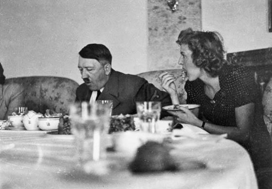 هتلر يأكل