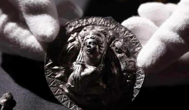 ميدالية فضية تصوّر الآلهة اليونانية أفروديت