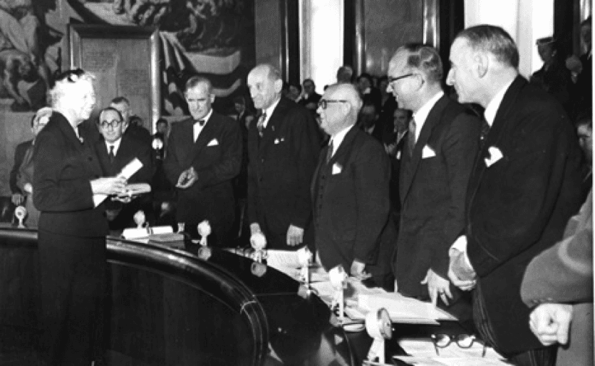 إليانور روزفلت تتسلم ميدالية نانسن عام 1954