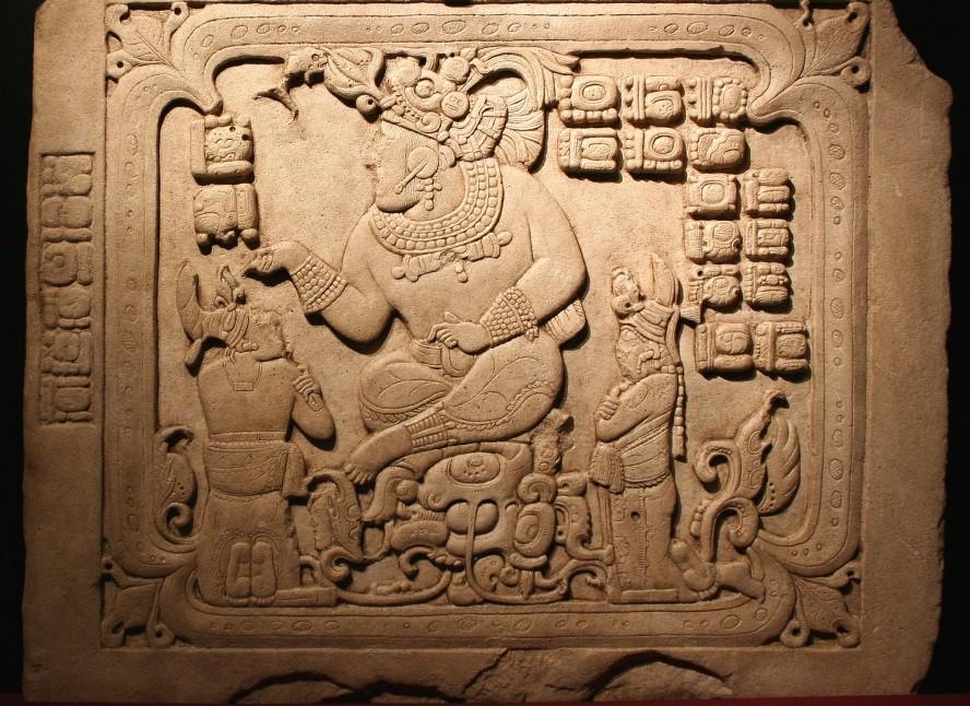 النقوش أعلى يمين الحجر ما هي إلا كتابة بلغة المايا شعب المايا