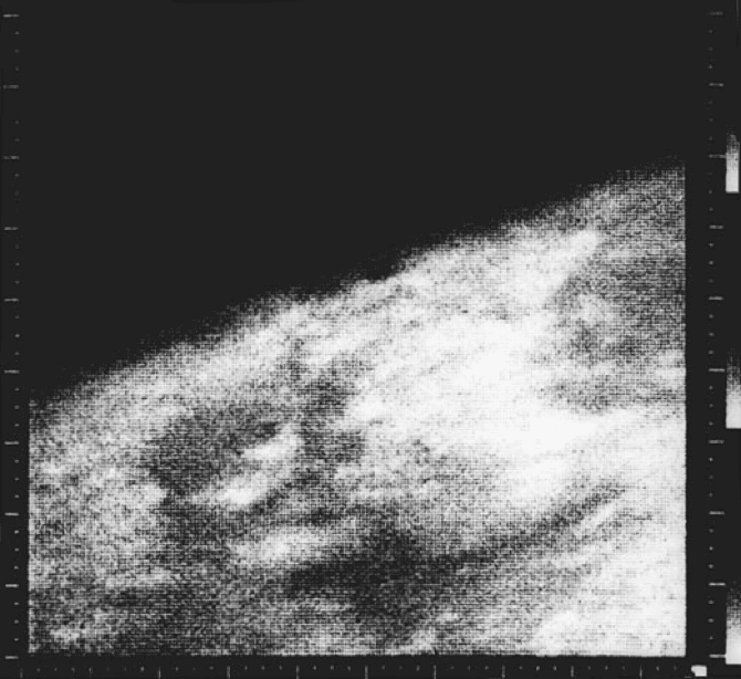 أول صورة التقطت للمريخ عام 1965 من المركبة "مارينر-4" تظهر مساحة مقدرة بـ 330 كم مربع،