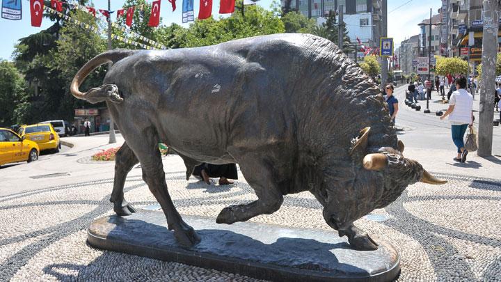 تمثال انقضاض الثور بتركيا.