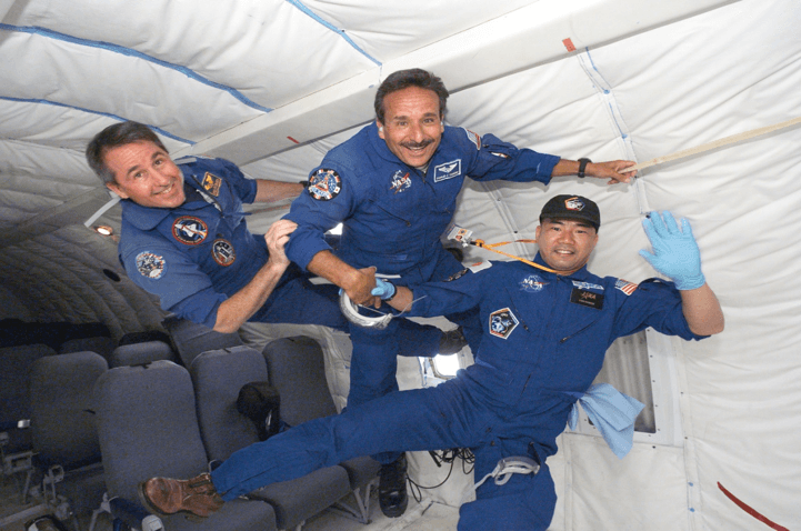 ثلاثة من رواد الفضاء في حالة إنعدام للوزن في تدريبات داخل الطائرة (KC-135) التابعة لوكالة الفضاء الأمريكية ناسا انعدام الجاذبية
