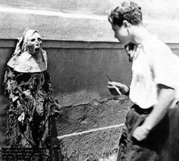  سوريا دولة عظمى - صورة شهيرة عن الحرب الأهلية الاسبانية، حيث الهيكل العظمي لراهبة مسيحية اسبانية، وُجدت مطمورة في إحدى الجدارن، قُتلت في مدينة برشلونة سنة 1936...