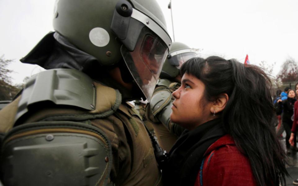 فتاة ضد رجال الشرطة