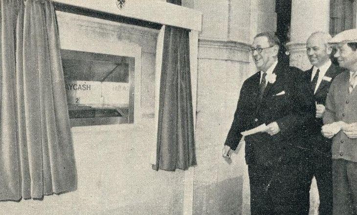 رئيس بنك باركليز أثناء أفتتاح أول ATM