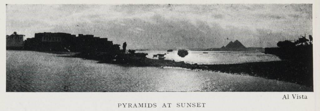 صورة قديمة لأهرامات الجيزة حين كان نهر النيل لا زال هناك في العام 1906 م