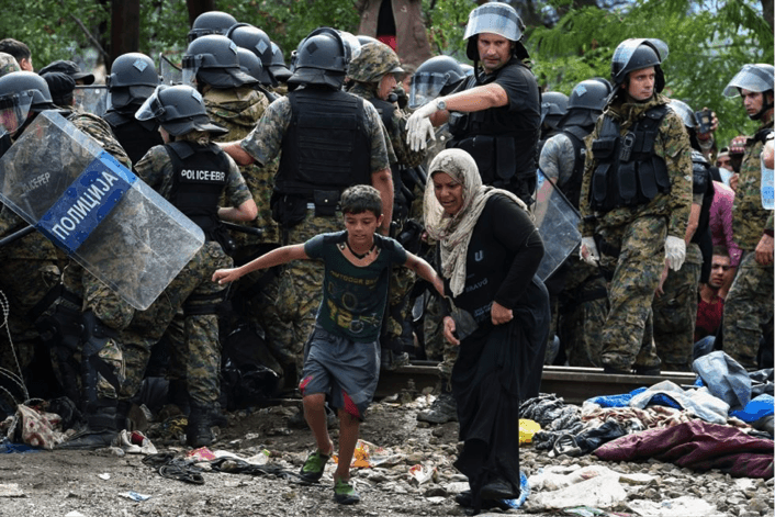 اللاجئون السوريون لأوروبا - و هذه الصورة للأم برفقة طفلها بعد أن سمحت لها الشرطية بالمرور