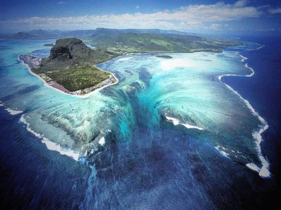 شلال تحت الماء -جزيرة موريشيوس - أكثر الأماكن غرابة