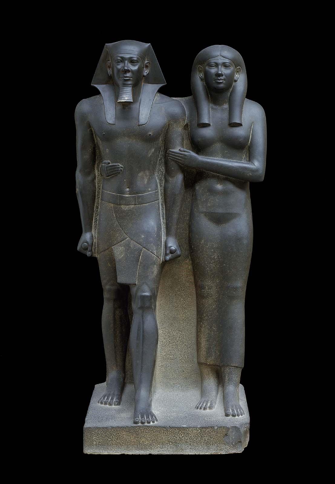 تمثال للملك منكاورع وزوجته محفوظ بمتحف الفن بـ Boston