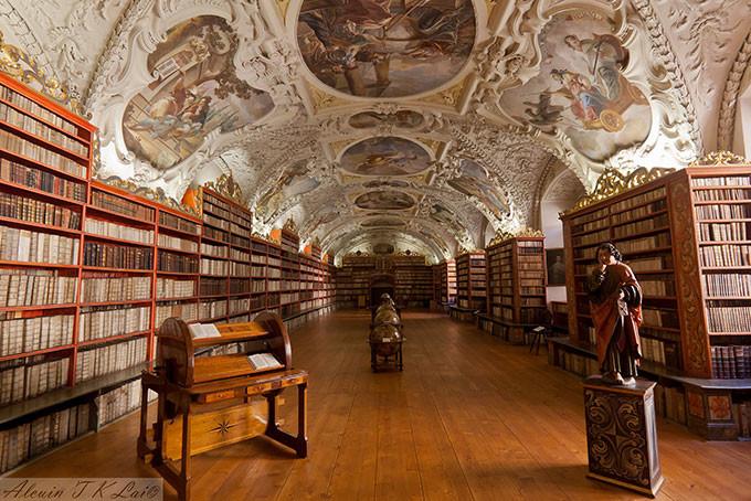 القاعة اللاهوتية من مكتبة دير ستراهوف، براغ، جمهورية التشيك.