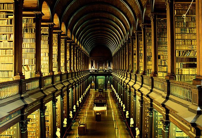 مكتبة كلية ترينيتي في دبلن، أيرلندا.