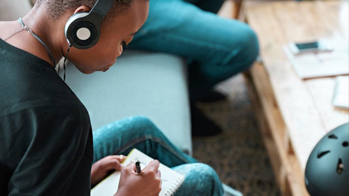 استمع إلى بعض الموسيقا المفضلة لديك - الشعور بالملل أثناء المذاكرة