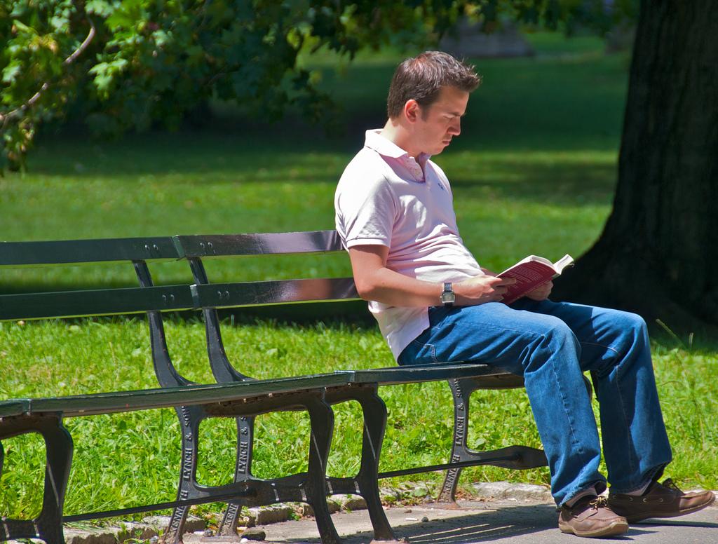 شخص يقرأ في الحديقة