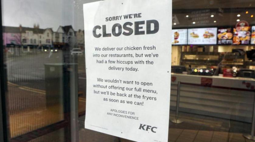 التسويق الذكي يتدخل في حل أزمة الدجاج: صورة لافتة الإغلاق علي أحد فروع كنتاكي في بريطانيا