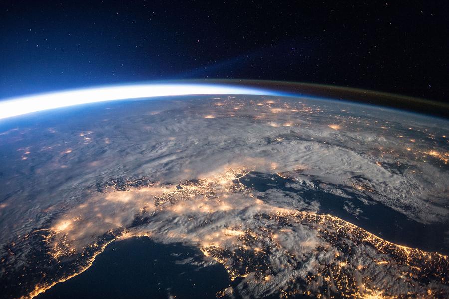صورة تظهر تقوس الأرض ملتقطة من على متن محطة الفضاء الدولية