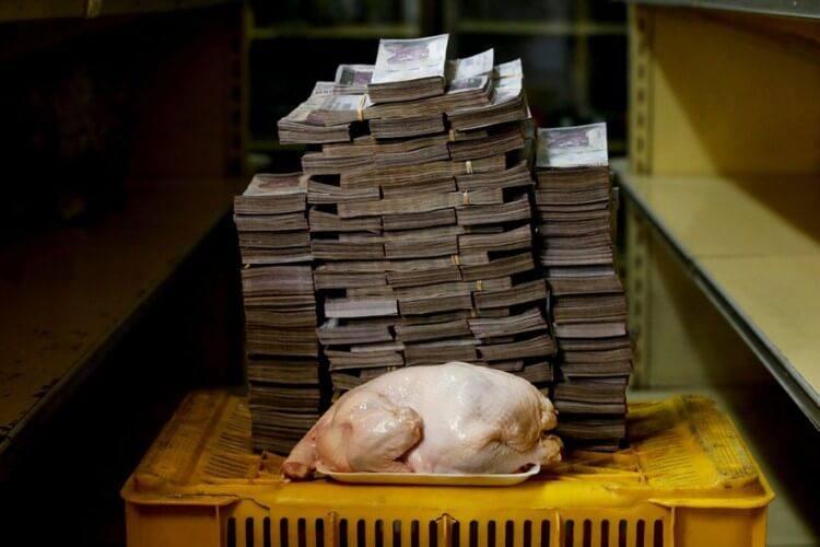 لشراء دجاجة تزن 2.4 كجم، أنت بحاجة لمبلغ 14.6 مليون بوليفار، ويُعادل ذلك 2.22 دولار. التضخم الفنزويلي 