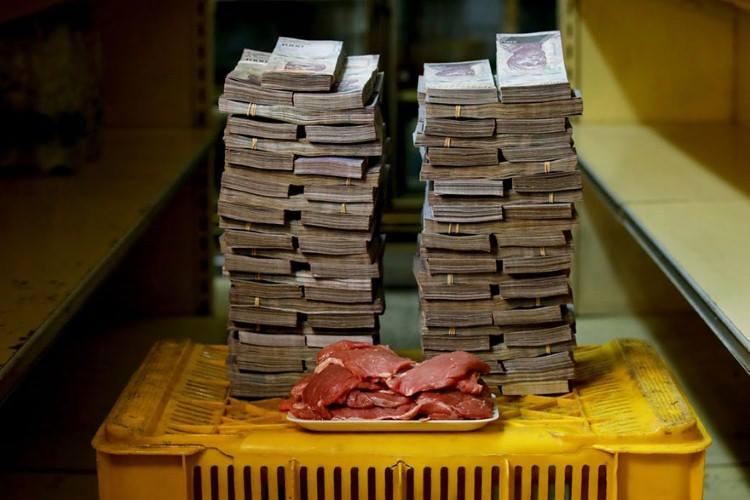 كيلو جرام من اللحم يُعادل سعره 9.5 مليون بوليفار، ويُعادل 1.45 دولار أمريكي. التضخم الفنزويلي 