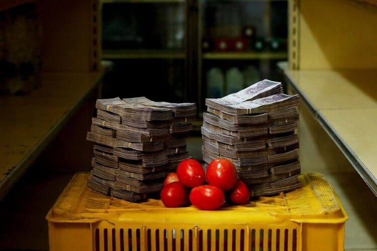كيلو جرام من الطماطم يُباع بسعر 5 مليون بوليفار، ويُعادل 0.76 دولار أمريكي.