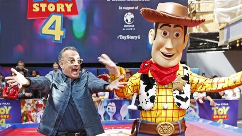 Tom Hanks في دور شخصية Woody من فيلم Toy Story