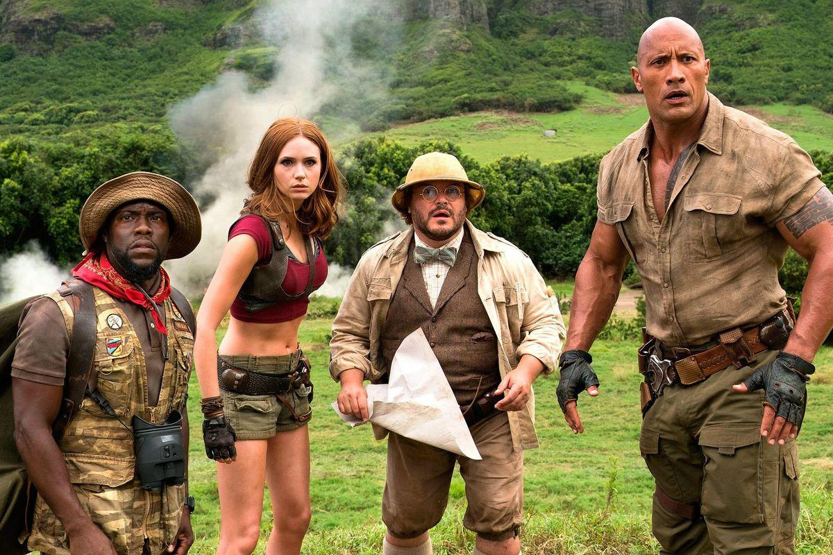 كيفن هارت، جاك بلاك، وذا روك مع الممثلة كارين جيلان في مشهد من فيلم Jumanji: Welcome to the Jungle