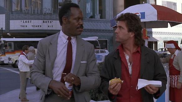 النجمين Mel Gibson وDanny Glover في مشهد من فيلم Lethal Weapon