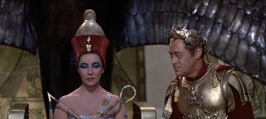 الممثل القدير Rex Harrison في مشهد من فيلم Cleopatra عام 1963