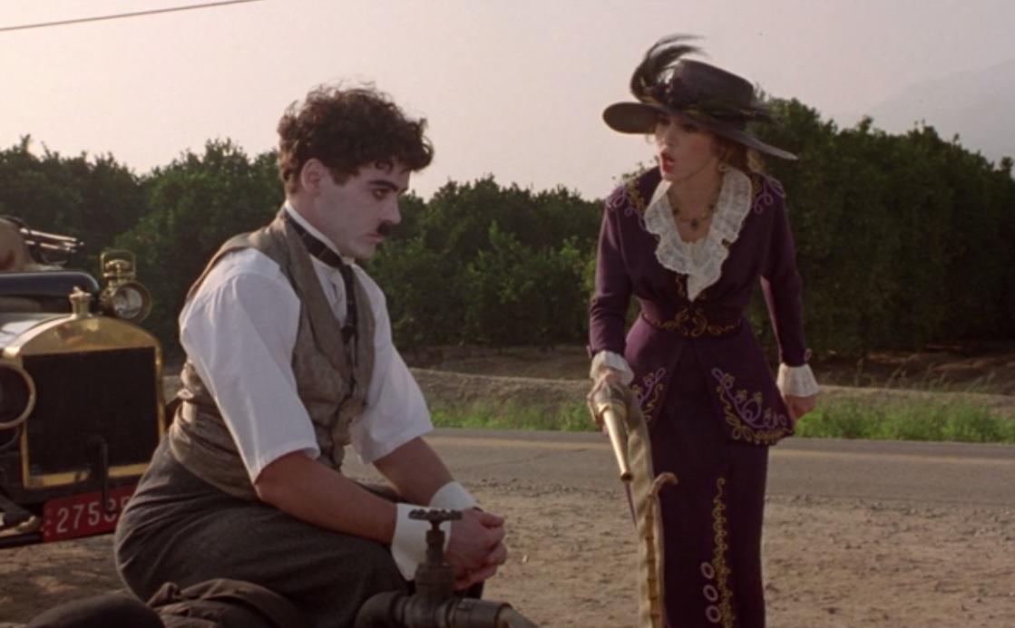 النجم روبرت داوني جوينور في دور شارلي شابلن من فيلم Chaplin عام 1992