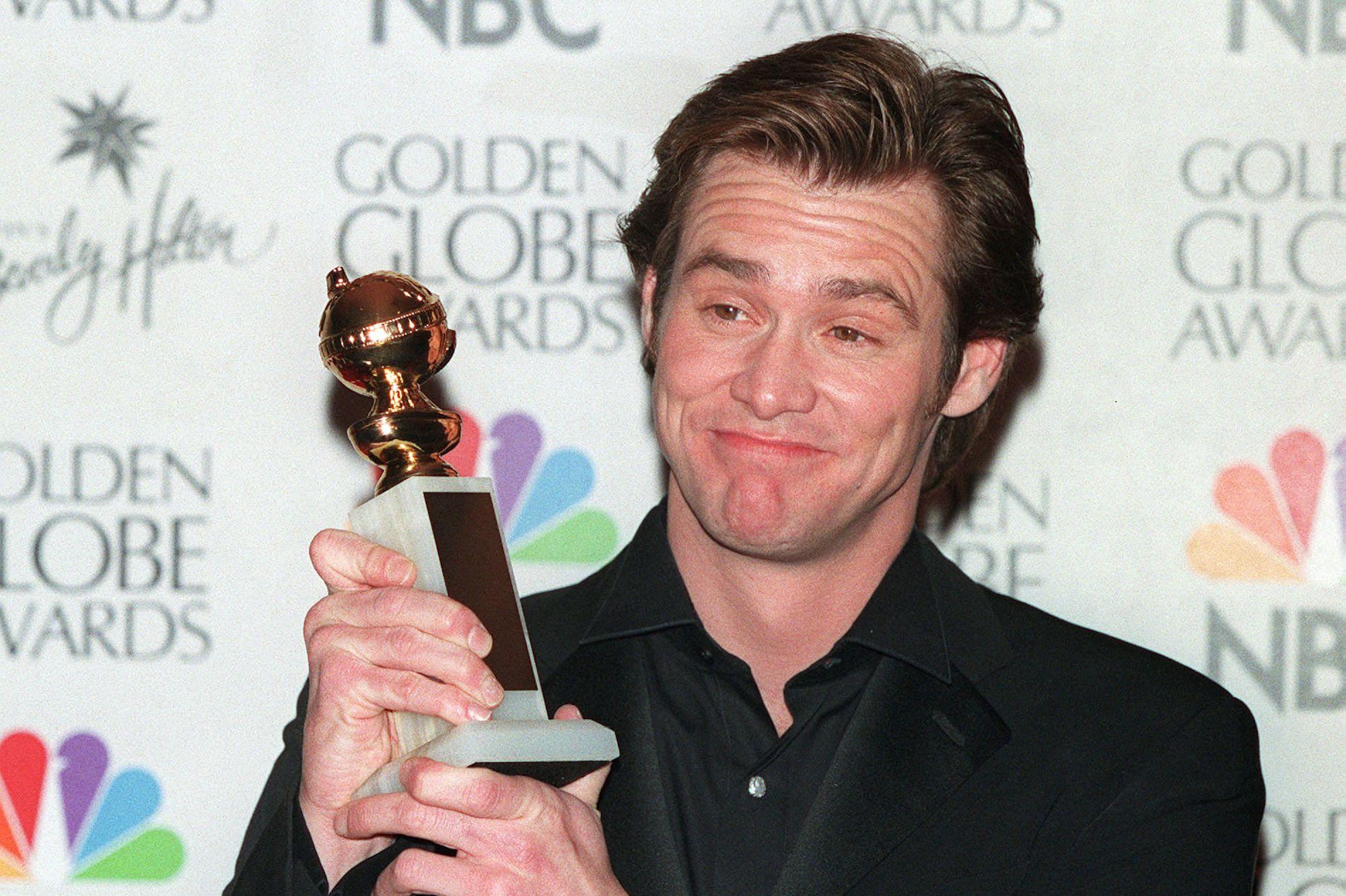 الممثل جيم كيري وهو يحمل جائزة «جولدن جلوب»