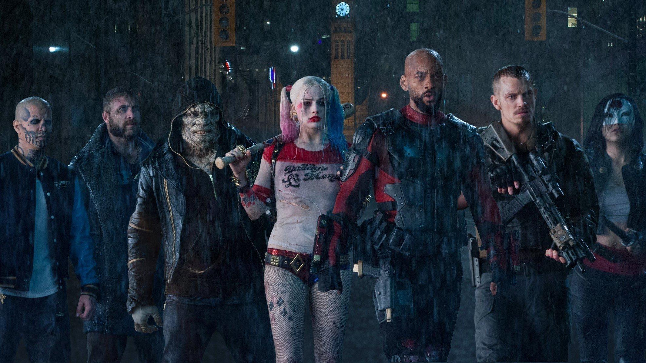 النجمة مارجو روبي صحبة فريق suicide squad في الفيلم