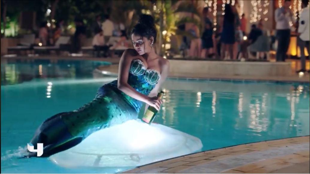 مشهد سقوط فرح في حمام السباحة في الحلقة الأولى من مسلسل الاَنسة فرح