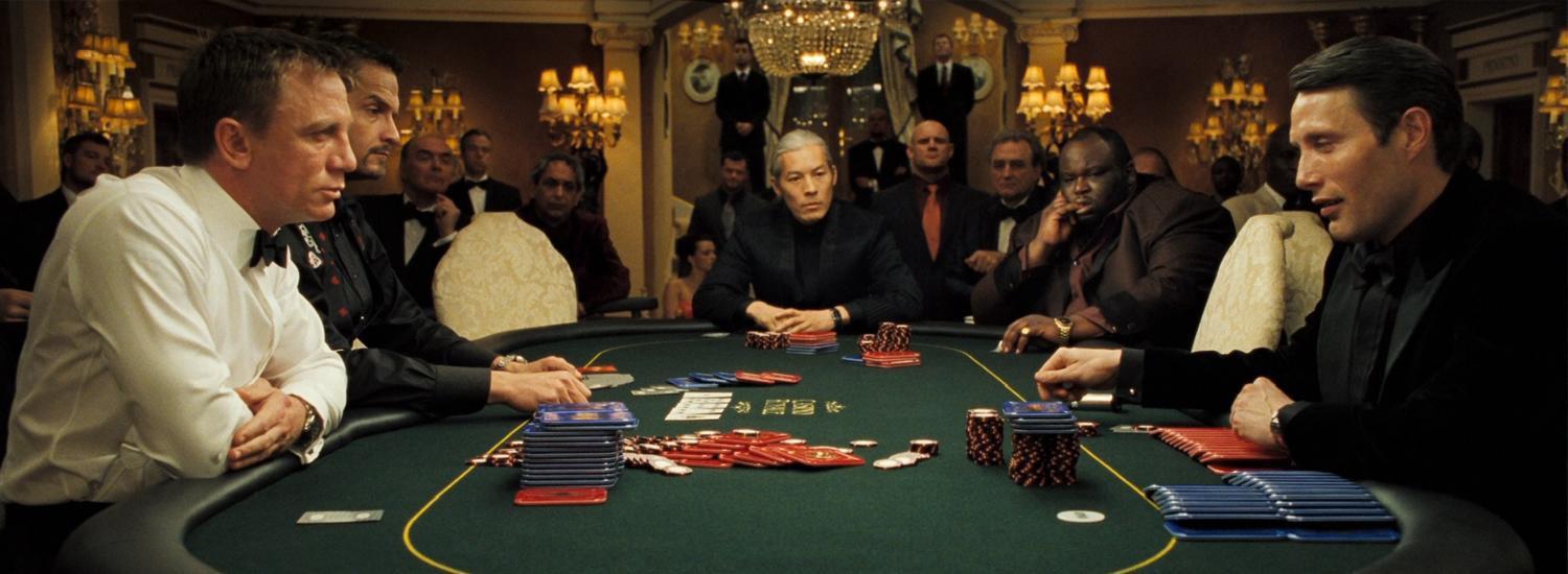 النجم دانيال كريغ صحبة النجم مادس ميكلسن في مشهد من فيلم Casino Royale
