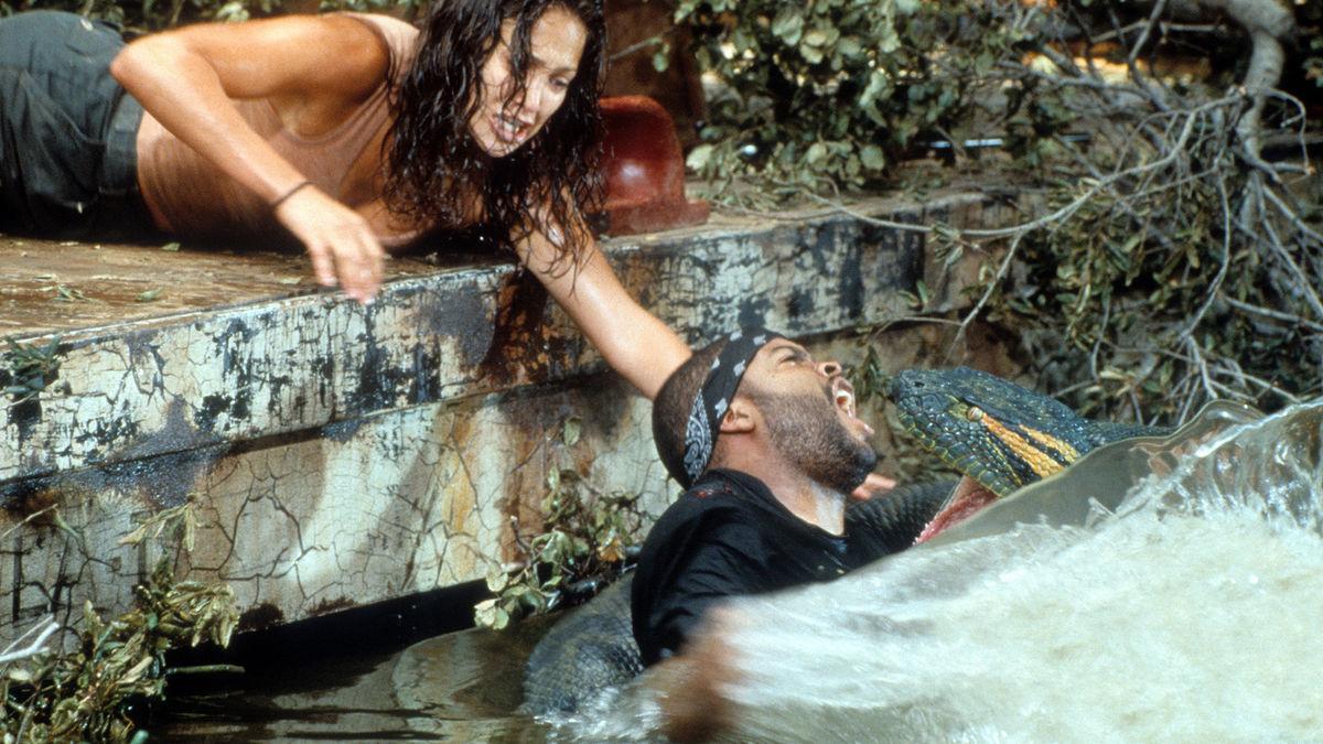 صورة للممثلة جينيفر لوبيز في مشهد من فيلم Anaconda