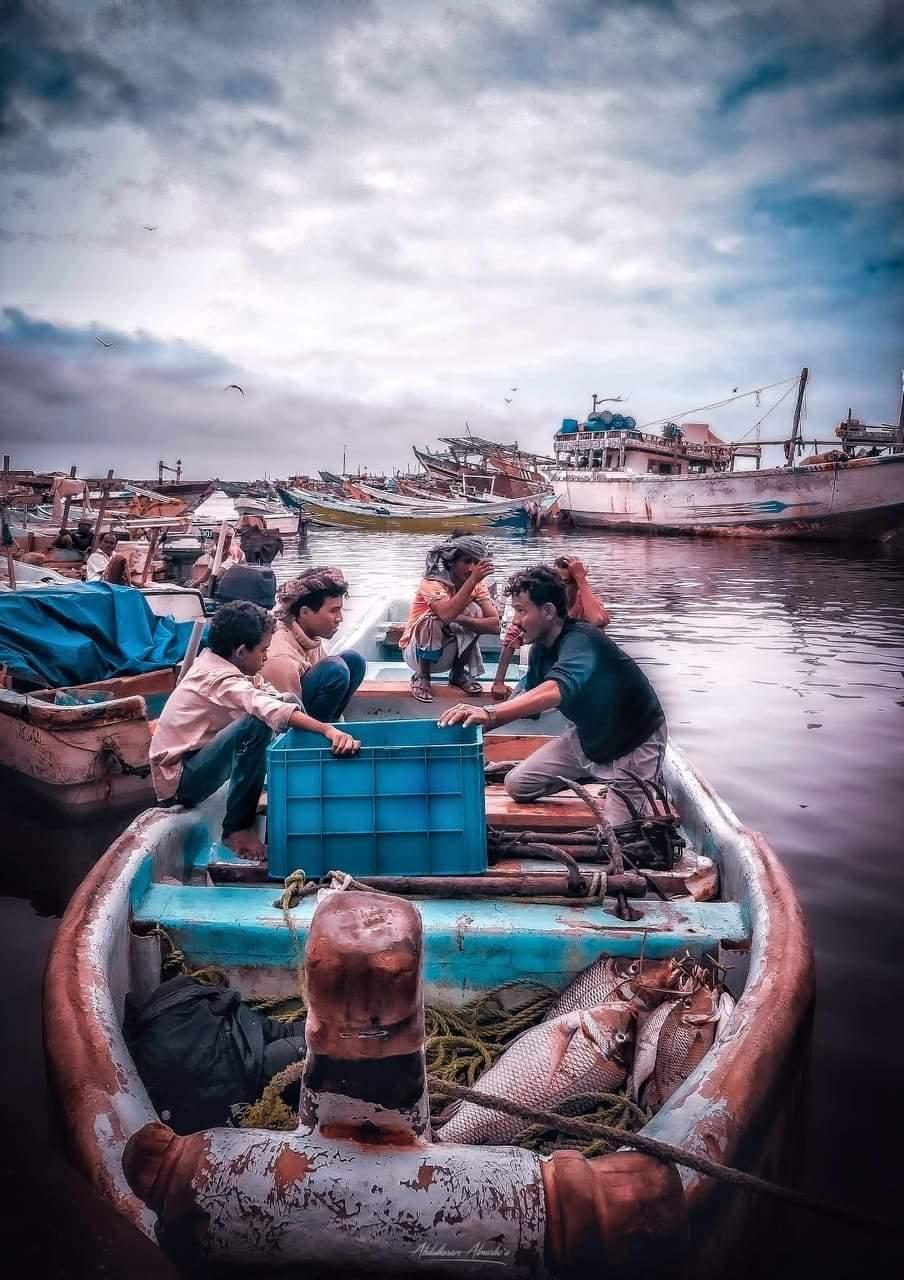 يظهر لنا في الصورة صورة للصيادين على قواربهم في أحد شواطئ الحديدة وتسمى بالمحوات