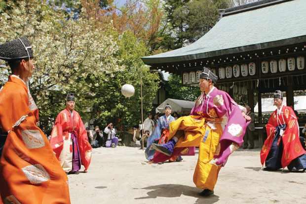كرة القدم - رياضة الـ Kemari في اليابان.