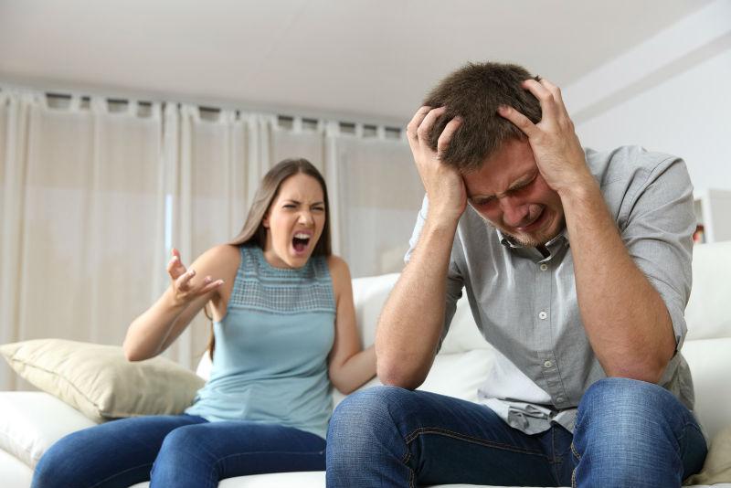 العنف المنزلي ضد الرجال - سيدة تسيء إلى شريكها