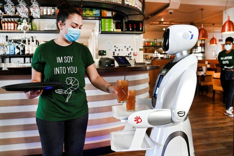 الروبوتات والخدمات في المطاعم