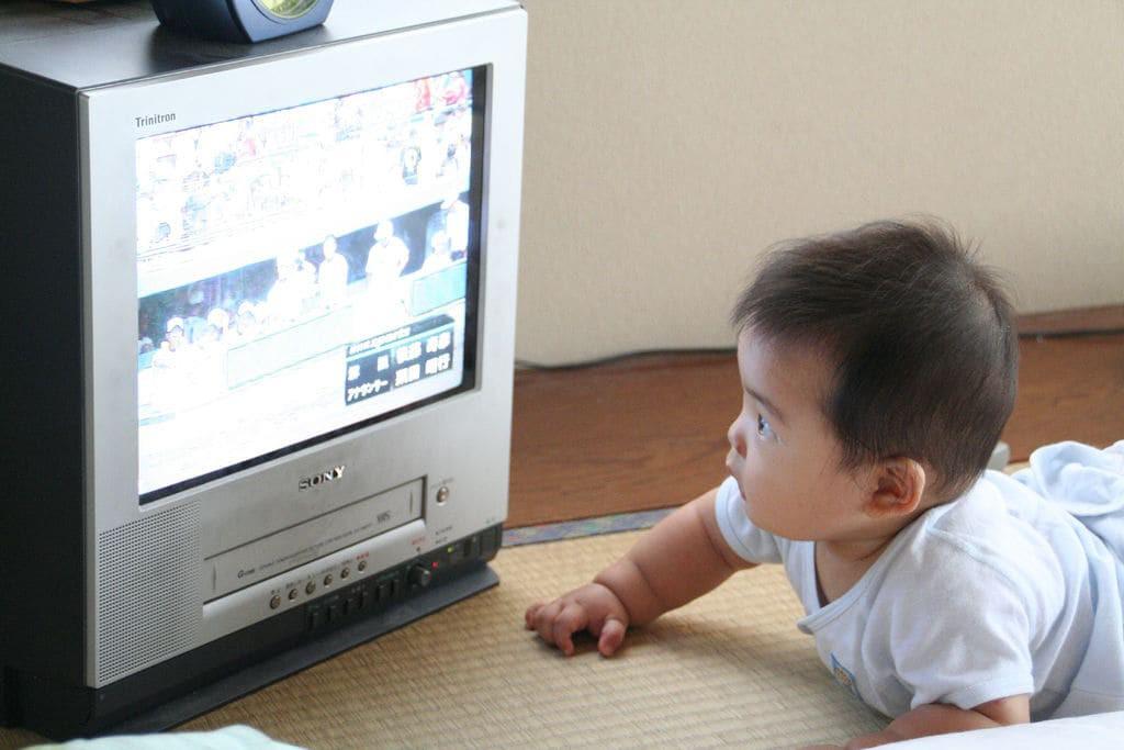  تأثير التلفاز على الأطفال