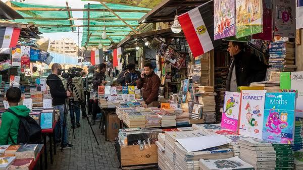 مكتب في سور الأزبكية بمصر - أشهر شوارع بيع الكتب القديمة