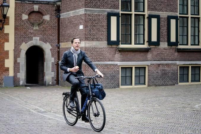 تأخر المسلمون - رئيس وزراء هولندا مارك موته أثناء ذهابه إلى العمل في دراجته الهوائية.