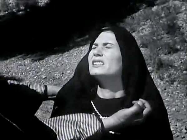 لقطة لمصرع شخصية هنادي في الفيلم المقتبس عن الرواية.