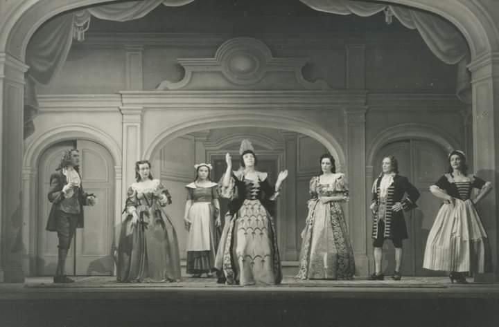 شخصيات مسرحية طرطوف على خشبة المسرح اليوناني عام 1944