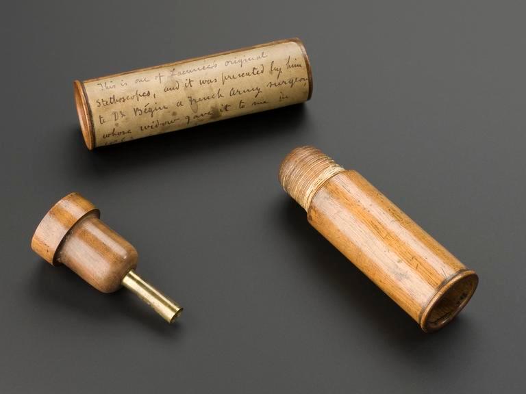 أوّل سماعة طبية مستخدمة في التاريخ، صمّمها لينيك عام 1820<br />
