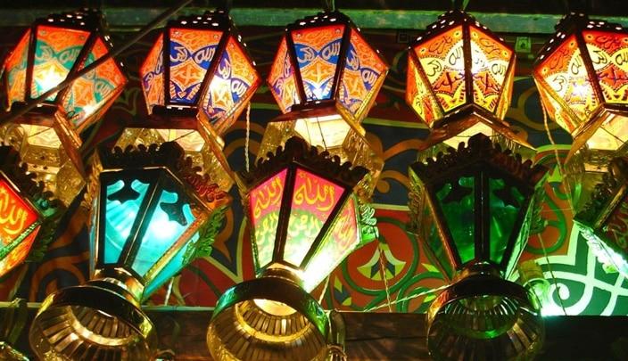المصريون يضيئون الفوانيس الملونة في رمضان