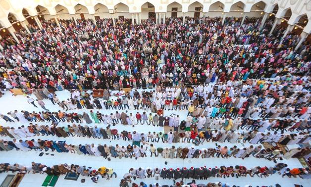 صورة توضح تجمع المسلمين لأداء صلاة عيد الأضحى