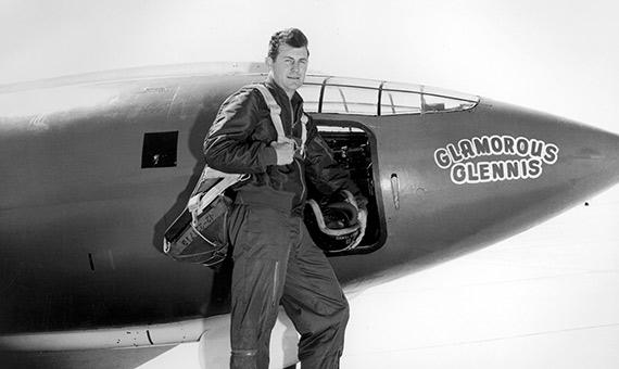 قائد القوات الجويّة الأمريكيّة الجنرال تشاك ييغر (Chuck Yeager) الذي كسر حاجز الصوت