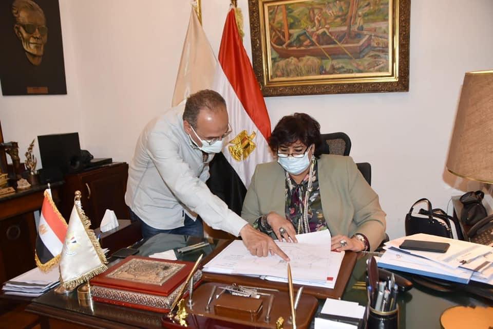 وزيرة الثقافة إيناس عبد الدايم وهيثم الحاج علي رئيس الهيئة العامة للكتاب