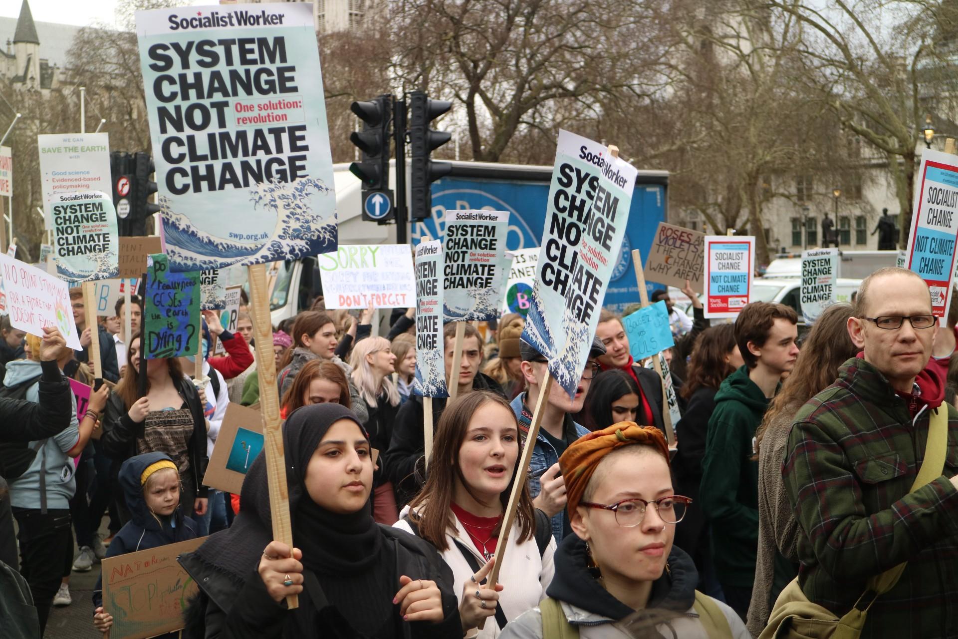 على الرغم من نداءات العلماء واحتجاجات الناشطين، لم يتخذ السياسيون في معظم دول العالم خطواتٍ فعّالة للحد من تغير المناخ