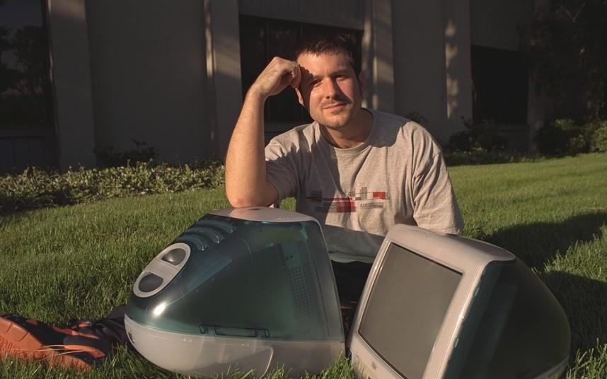 جوني ايف مع جهاز iMac G3 فى أواخر التسعينات
